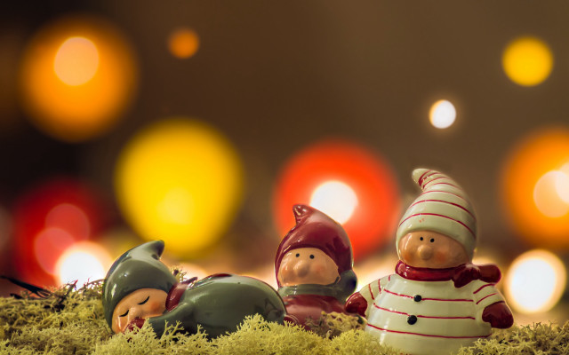 Figurines grass firehydrant naiveart shallowdepth free wallpaper - medium preview image