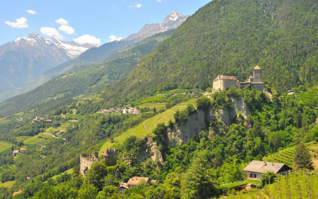 Mountain village cliff side engrquerrand free wallpaper - medium preview image
