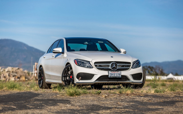White mercedes benz tilt shift free wallpaper - medium preview image