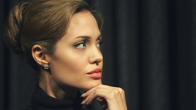 Woman highbun blackturtleneck hologram portrait free wallpaper - medium preview image