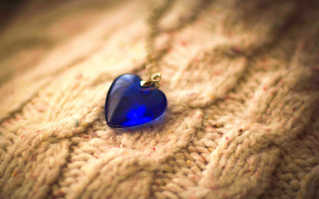 Blue heart pendant sweater gold free wallpaper - medium preview image