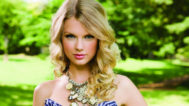 Woman blue white dress necklace free wallpaper - medium preview image