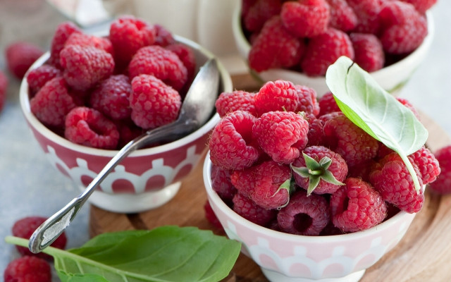 Raspberry bowl wooden table still free wallpaper - medium preview image