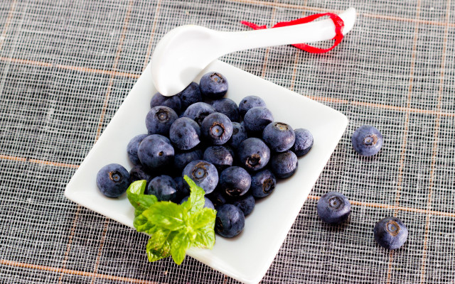 White plate blueberries milk bottle free wallpaper - medium preview image