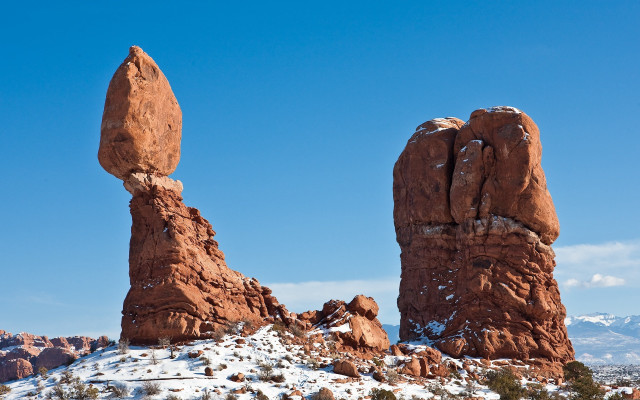 Large rock formation snowy landscape free wallpaper - medium preview image