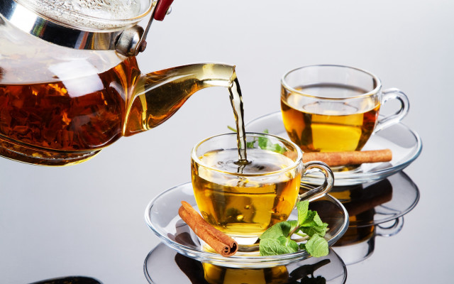 Tea pour cinnamon mint glass free wallpaper - medium preview image