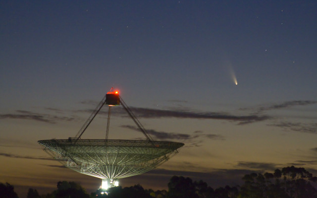 Large satellite dish red light free wallpaper - medium preview image