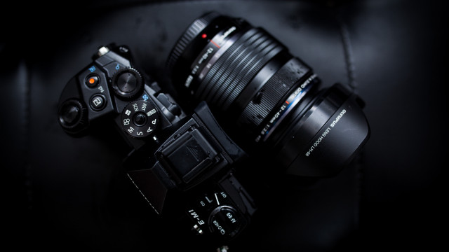 Camera lens table black background free wallpaper - medium preview image