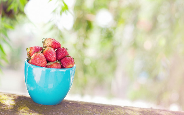 Blue bowl strawberries wooden table #2 free wallpaper - medium preview image
