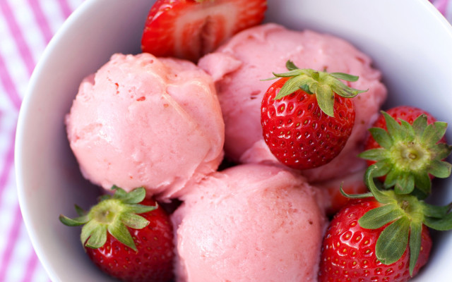 Ice cream strawberries berries tablecloth free wallpaper - medium preview image