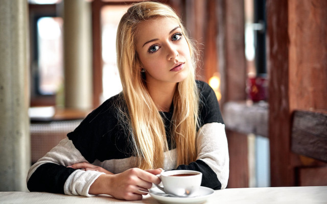 Eszter mattioni coffee table blurry free wallpaper - medium preview image