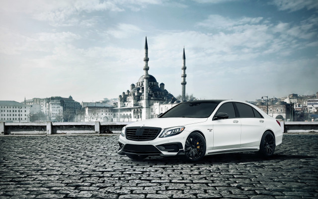White mercedes benz detailed cityscape free wallpaper - medium preview image