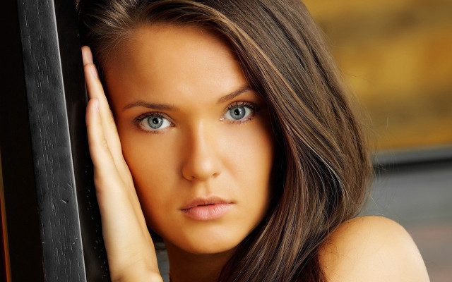 Blue eyes woman leaning wall free wallpaper - medium preview image