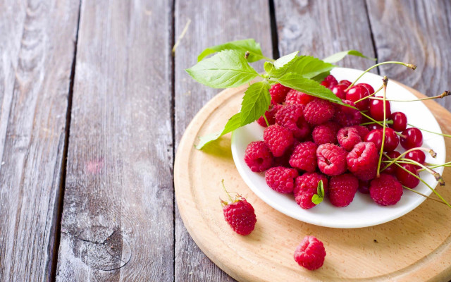 Raspberries wooden table water drops free wallpaper - medium preview image