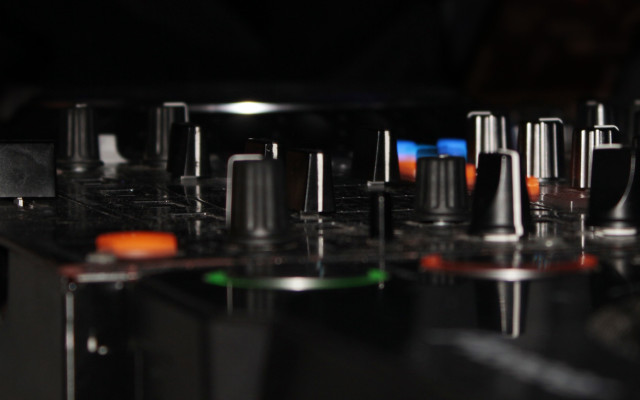 Machine knobs black surface green free wallpaper - medium preview image