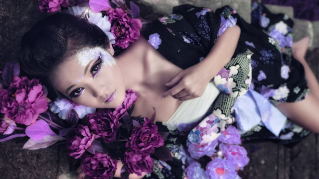 Woman flower kimono bouquet blurry free wallpaper - medium preview image