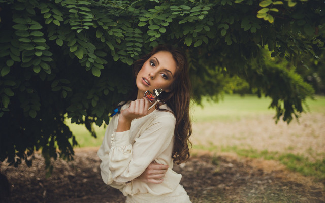 Woman bush tree brush lips free wallpaper - medium preview image