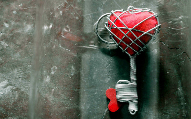 Red heart wire gray surface free wallpaper - medium preview image