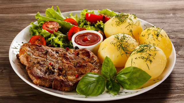 Plate food potatoes meat vegetables free wallpaper - medium preview image