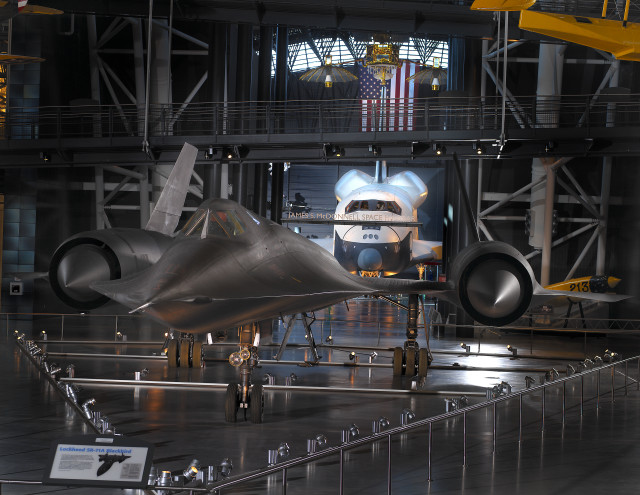 Jet museum display window flag free wallpaper - medium preview image