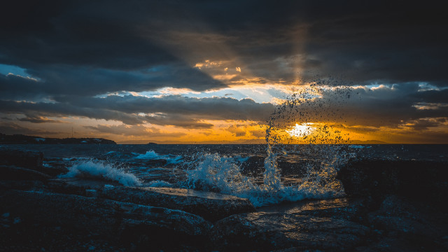 Sunset water splash rocks clouds free wallpaper - medium preview image