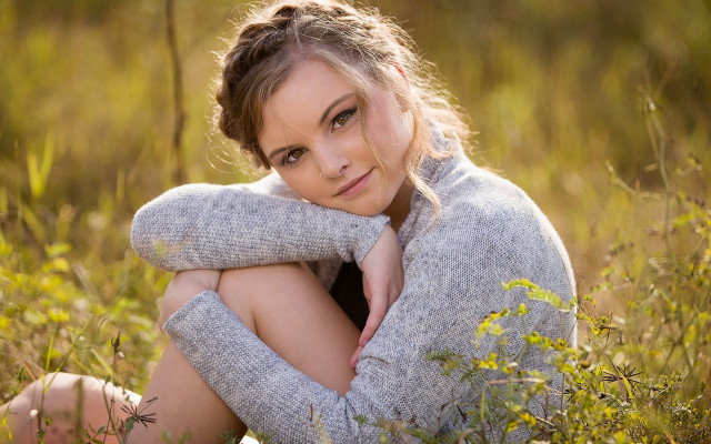 Woman field autumn blurry portrait free wallpaper - medium preview image