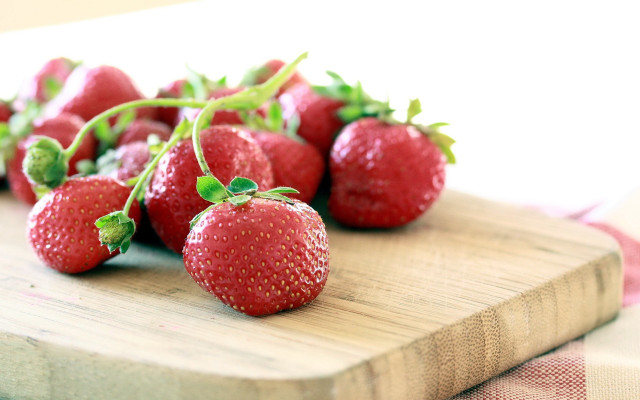 Strawberries cuttingboard berries closeup food free wallpaper - medium preview image