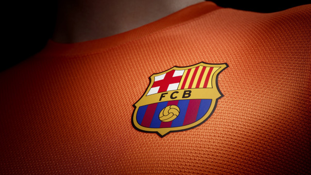 Soccer jersey crest soccerball halftone free wallpaper for desktop - medium preview image