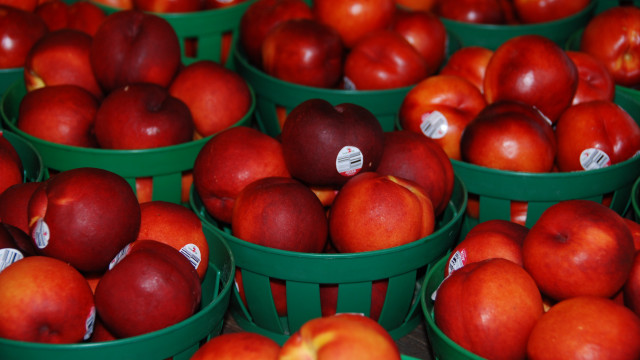 Baskets red apples cut open free wallpaper - medium preview image
