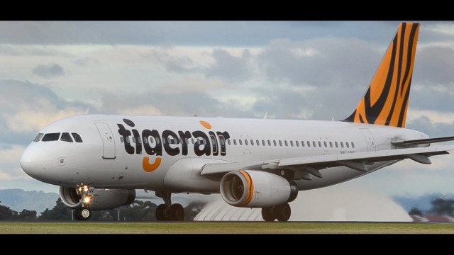 Ei q jetliner takeoff military free wallpaper - medium preview image