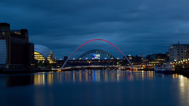 Red arch bridge night cityscape free wallpaper - medium preview image