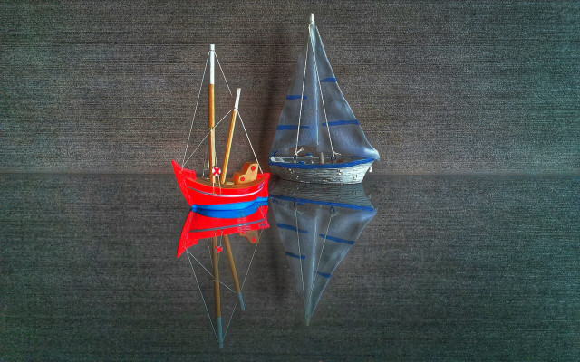 Small boat tiltshift polka dot free wallpaper - medium preview image
