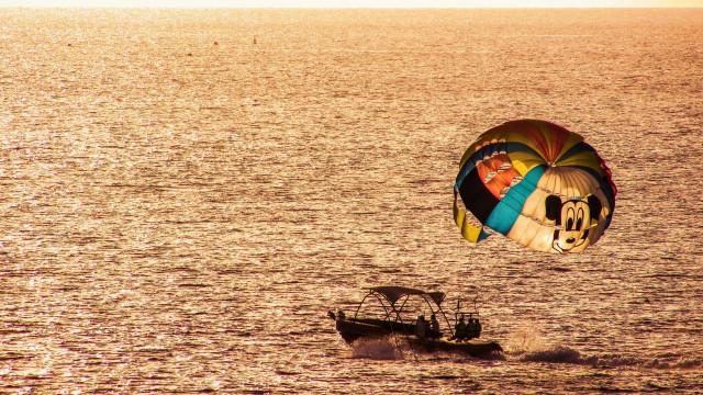 Parasailing sunset water boat holography free wallpaper - medium preview image