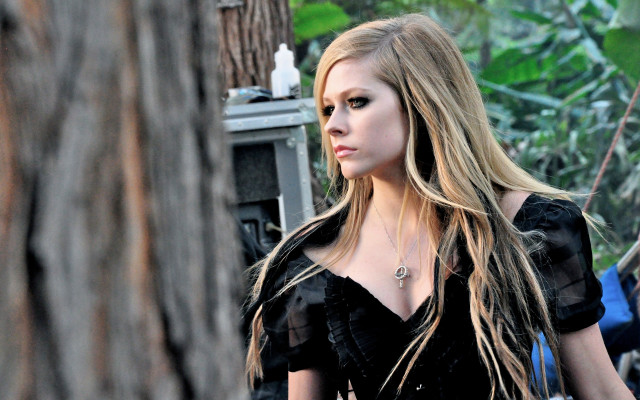 Alice prin long hair gothic free wallpaper - medium preview image