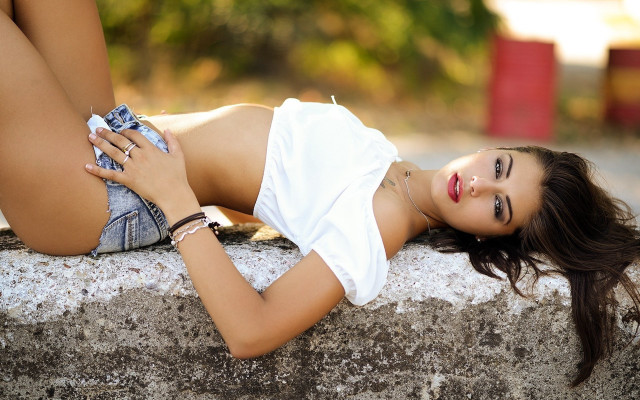 Woman white top wall cell free wallpaper - medium preview image