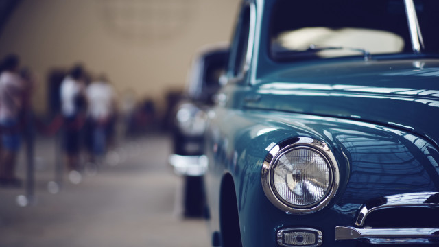 Car people building shallow depth free wallpaper - medium preview image