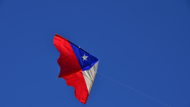 Red white blue kite cloud free wallpaper - medium preview image