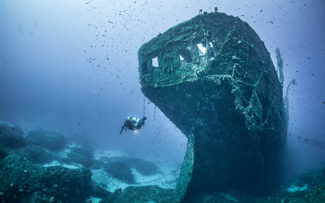 Scuba diver shipwreck ocean aurora free wallpaper - medium preview image