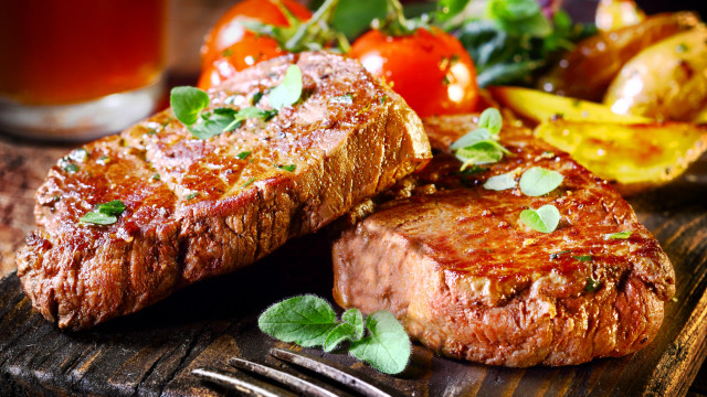 Steak potatoes cuttingboard fork beer free wallpaper - medium preview image