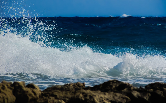 Wave crash rocks sunny ocean free wallpaper - medium preview image