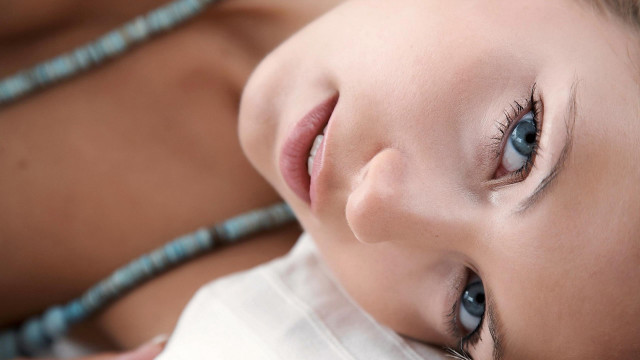 Blue eyes closeup bed necklace free wallpaper - medium preview image