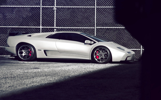 White sports car pearlescent chainlink free wallpaper - medium preview image