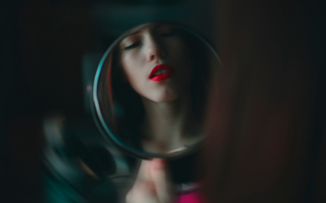 Woman magnifying glass portrait blurry free wallpaper - medium preview image