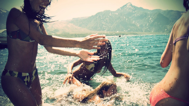 Group of people splashing water free wallpaper - medium preview image