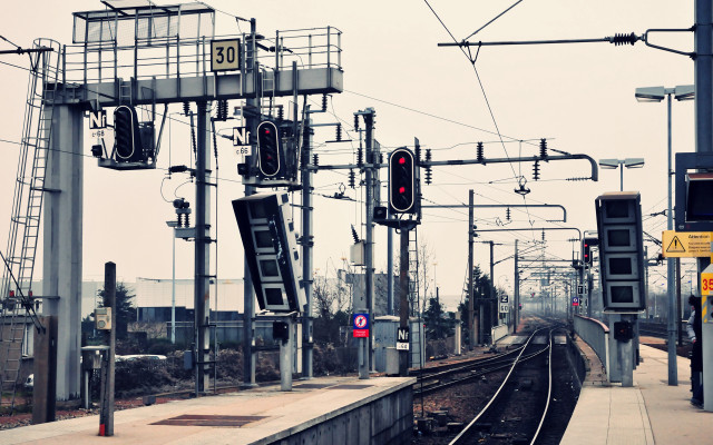 Train station red light sign free wallpaper - medium preview image