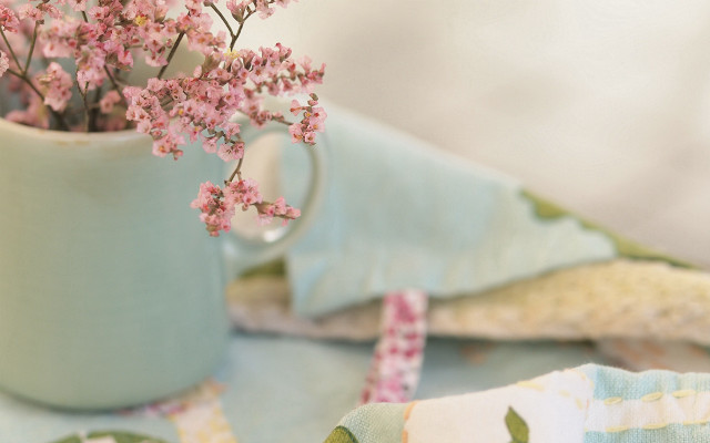 Small vase pink flowers arts free wallpaper - medium preview image