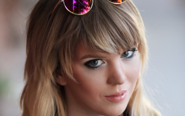 Woman sunglasses necklace portrait american free wallpaper - medium preview image