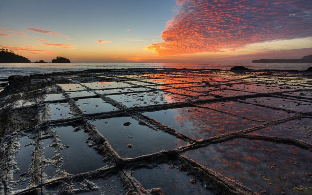 Sunset rocky beach water grid free wallpaper - medium preview image
