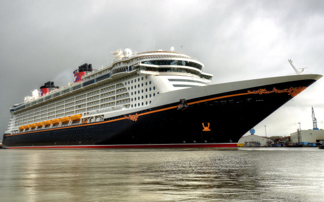 Cruise ship dock cloudy sky free wallpaper - medium preview image