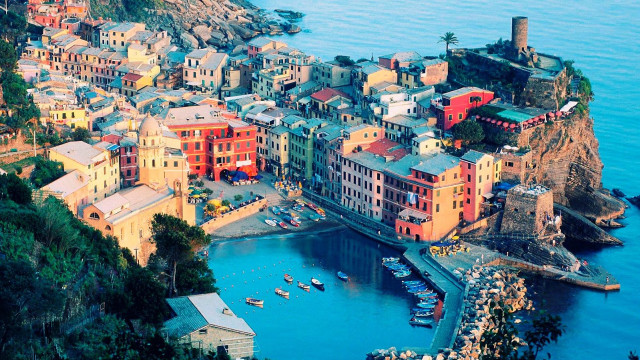 Small village cliff ocean harbor free wallpaper - medium preview image